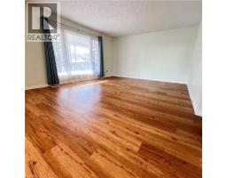 32 WINNETT Street N - 9