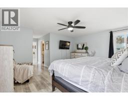 12 DEAN Crescent - 40