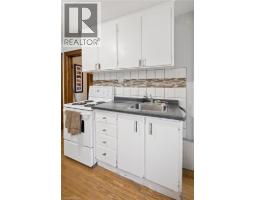 22 DELLROY Avenue - 34