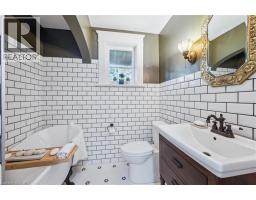 76 AHRENS Street W - 21