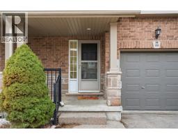 930 ZELLER Crescent - 3