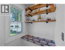 17 DAVIS Street W - 18