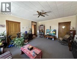 109 TALBOT Street N - 38