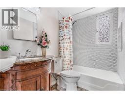 13 DEVITT Avenue N - 15