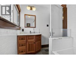 859 QUEEN S Boulevard - 14