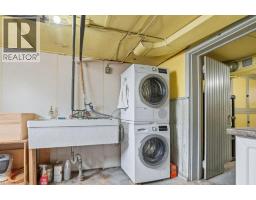 859 QUEEN S Boulevard - 24