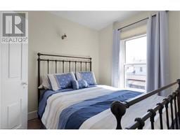 21 CHAPMAN ST W Street W - 15