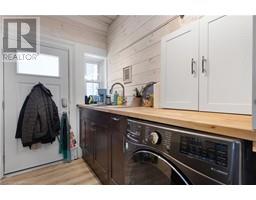 21 CHAPMAN ST W Street W - 24