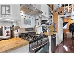 21 CHAPMAN ST W Street W - 35