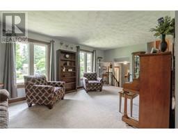 8 MILLER Crescent - 8