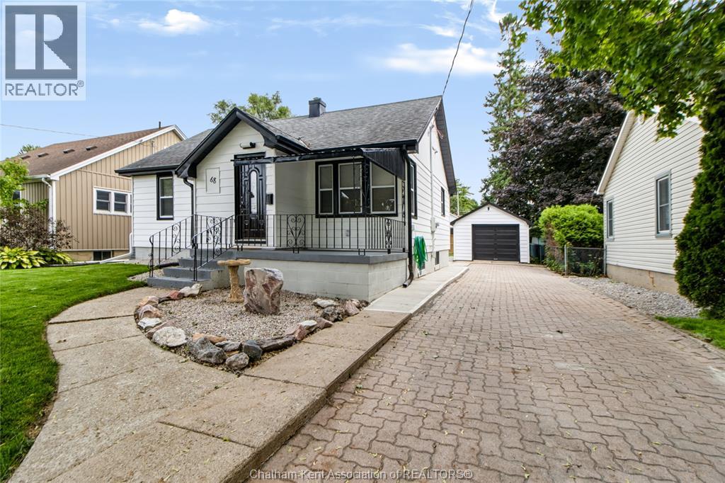 68 Tweedsmuir AVENUE East, Chatham