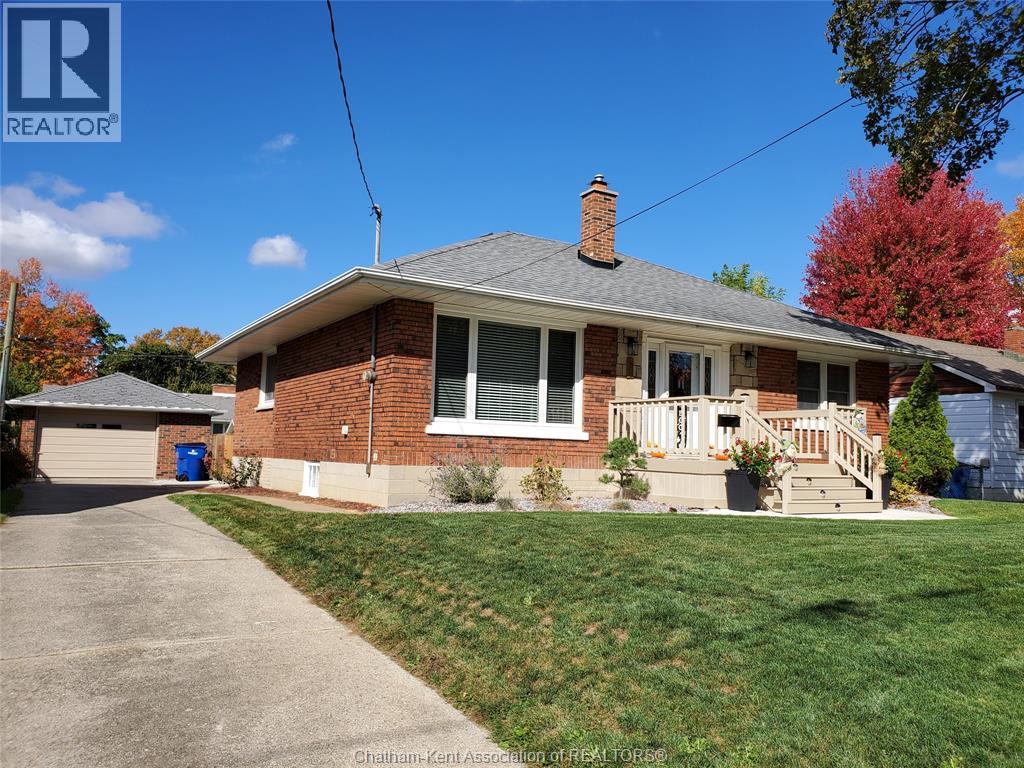 51 Tweedsmuir AVENUE East, Chatham