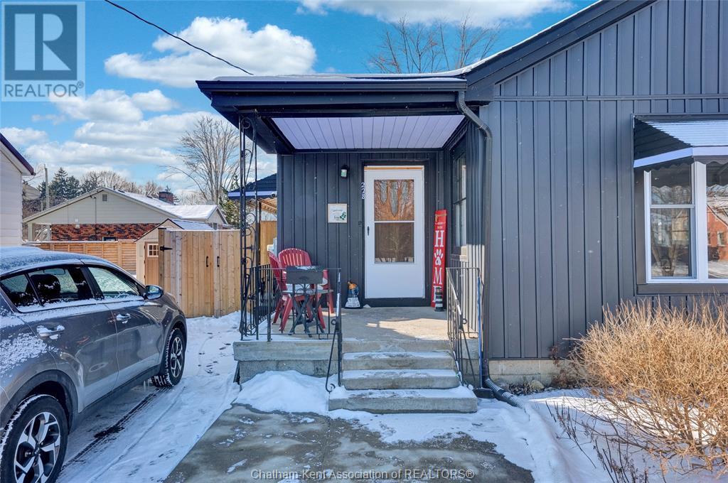 228 Delaware AVENUE North, Chatham