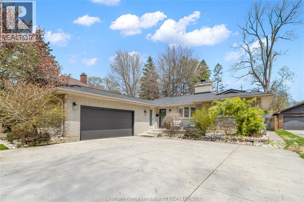 323 VICTORIA AVENUE, Chatham