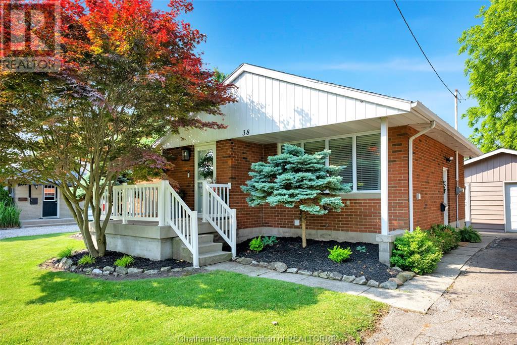 38 Burton AVENUE, Chatham