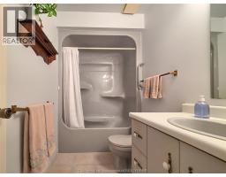 21 Earl DRIVE - 32
