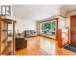 252 Tweedsmuir AVENUE East - 11