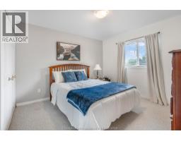34 Queensway DRIVE - 32
