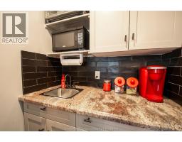 42 Wellington STREET - 43