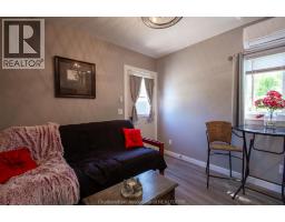 42 Wellington STREET - 44