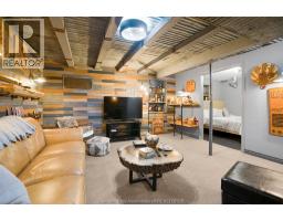 22 LONDON DRIVE - 34