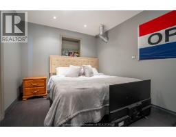 22 LONDON DRIVE - 36