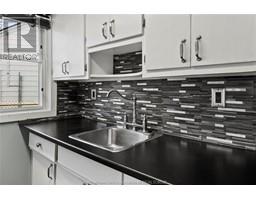 3 Montgomery CRESCENT - 22