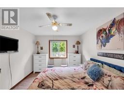 83 Bristol DRIVE - 32