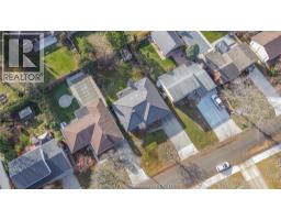 82 WYANDOTT STREET - 11