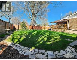 175 Wellington STREET - 32