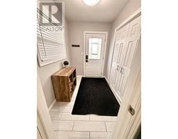 16 Lawrence AVENUE - 11