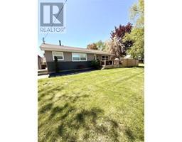 16 Lawrence AVENUE - 3