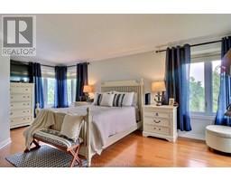 932 Grand AVENUE - 34
