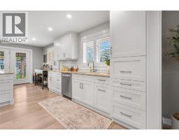 323 VICTORIA AVENUE - 14