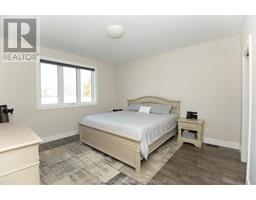 7 VENTURE CRESCENT - 12