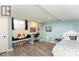 7 VENTURE CRESCENT - 24