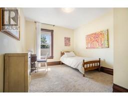 351 Wellington STREET West - 32
