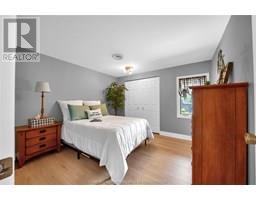 8 MOHAWK COURT - 28