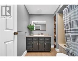 8 MOHAWK COURT - 35