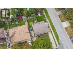 8 TIMOTHY CRESCENT - 12