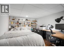 32 Lynnwood DRIVE - 36