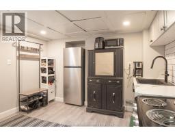 31 Adelaide STREET North - 30