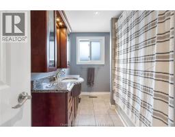 44 ROSSINI CRESCENT - 16