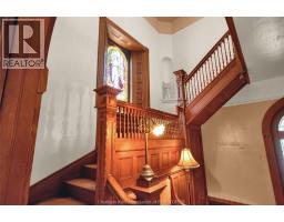 325 Wellington STREET West - 10