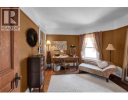 325 Wellington STREET West - 29