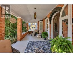 325 Wellington STREET West - 4