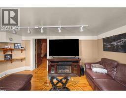 325 Wellington STREET West - 46