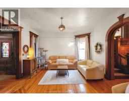 325 Wellington STREET West - 21