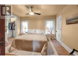 325 Wellington STREET West - 26