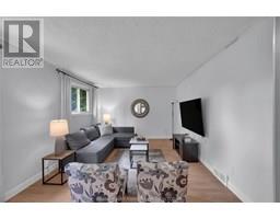 35 Peterborough DRIVE - 27